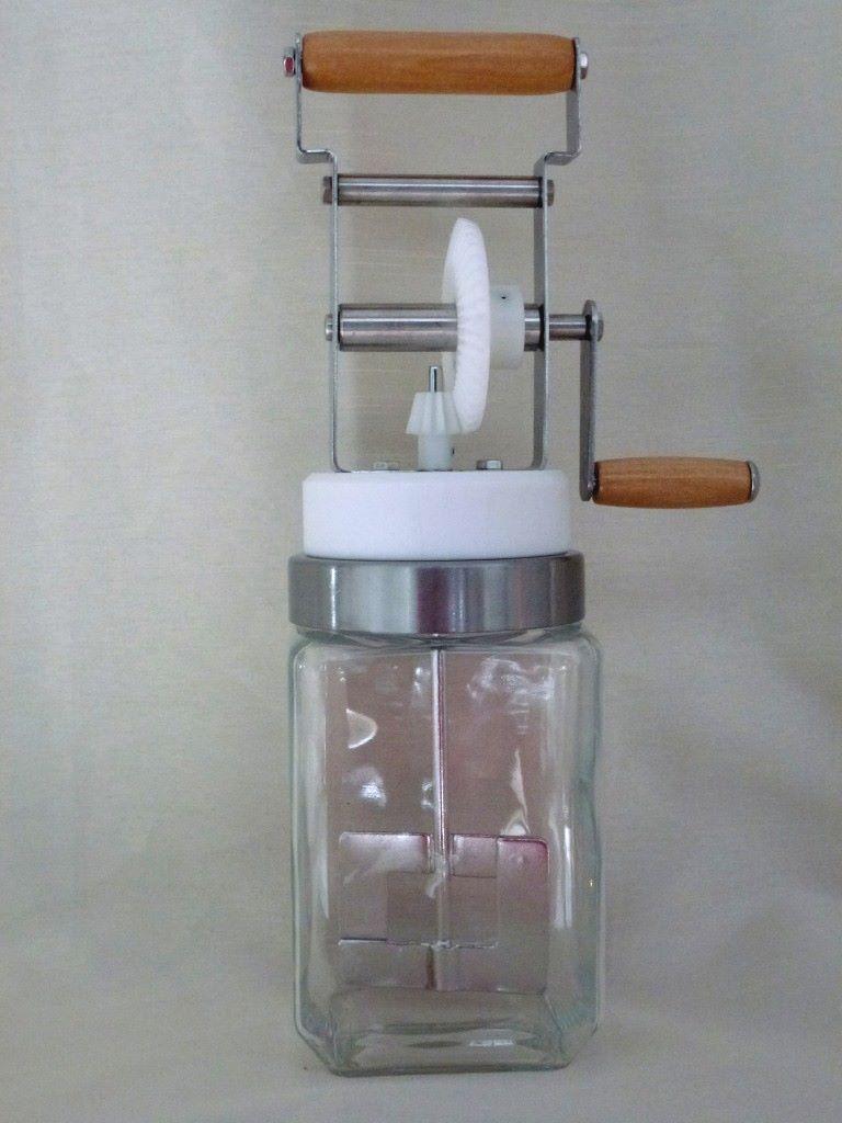 Mini Buttermaschine mit Glaskörper und Kurbel. Handbetriebene Buttermaschine für den privaten Einsatz zu Hause.